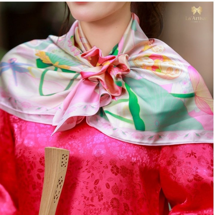 Double-sided printed silk scarf with pink lotus pattern (Size 70*70cm : 749,000vnd)